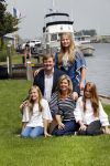 Warmond 7 juli 2017
Koninklijk fotouurtje in Warmond . Koning Willem Alexander Koningin Maxima prionses Amalia Ariane en Alexia komen aanvaren met een sloep.