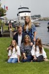 Warmond 7 juli 2017
Koninklijk fotouurtje in Warmond . Koning Willem Alexander Koningin Maxima prionses Amalia Ariane en Alexia komen aanvaren met een sloep.