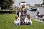Warmond 7 juli 2017
Koninklijk fotouurtje in Warmond . Koning Willem Alexander Koningin Maxima prionses Amalia Ariane en Alexia komen aanvaren met een sloep.