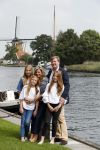 Warmond 7 juli 2017
Koninklijk fotouurtje in Warmond . Koning Willem Alexander Koningin Maxima prionses Amalia Ariane en Alexia komen aanvaren met een sloep.
