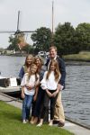 Warmond 7 juli 2017
Koninklijk fotouurtje in Warmond . Koning Willem Alexander Koningin Maxima prionses Amalia Ariane en Alexia komen aanvaren met een sloep.
