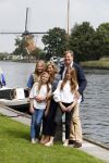 Warmond 7 juli 2017
Koninklijk fotouurtje in Warmond . Koning Willem Alexander Koningin Maxima prionses Amalia Ariane en Alexia komen aanvaren met een sloep.