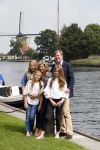 Warmond 7 juli 2017
Koninklijk fotouurtje in Warmond . Koning Willem Alexander Koningin Maxima prionses Amalia Ariane en Alexia komen aanvaren met een sloep.