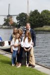 Warmond 7 juli 2017
Koninklijk fotouurtje in Warmond . Koning Willem Alexander Koningin Maxima prionses Amalia Ariane en Alexia komen aanvaren met een sloep.