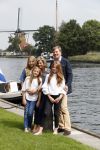 Warmond 7 juli 2017
Koninklijk fotouurtje in Warmond . Koning Willem Alexander Koningin Maxima prionses Amalia Ariane en Alexia komen aanvaren met een sloep.