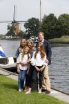 Warmond 7 juli 2017
Koninklijk fotouurtje in Warmond . Koning Willem Alexander Koningin Maxima prionses Amalia Ariane en Alexia komen aanvaren met een sloep.