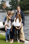 Warmond 7 juli 2017
Koninklijk fotouurtje in Warmond . Koning Willem Alexander Koningin Maxima prionses Amalia Ariane en Alexia komen aanvaren met een sloep.