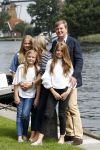 Warmond 7 juli 2017
Koninklijk fotouurtje in Warmond . Koning Willem Alexander Koningin Maxima prionses Amalia Ariane en Alexia komen aanvaren met een sloep.