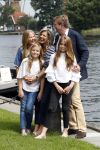 Warmond 7 juli 2017
Koninklijk fotouurtje in Warmond . Koning Willem Alexander Koningin Maxima prionses Amalia Ariane en Alexia komen aanvaren met een sloep.
