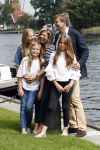 Warmond 7 juli 2017
Koninklijk fotouurtje in Warmond . Koning Willem Alexander Koningin Maxima prionses Amalia Ariane en Alexia komen aanvaren met een sloep.