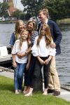 Warmond 7 juli 2017
Koninklijk fotouurtje in Warmond . Koning Willem Alexander Koningin Maxima prionses Amalia Ariane en Alexia komen aanvaren met een sloep.