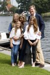 Warmond 7 juli 2017
Koninklijk fotouurtje in Warmond . Koning Willem Alexander Koningin Maxima prionses Amalia Ariane en Alexia komen aanvaren met een sloep.