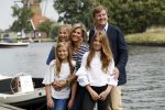 Warmond 7 juli 2017
Koninklijk fotouurtje in Warmond . Koning Willem Alexander Koningin Maxima prionses Amalia Ariane en Alexia komen aanvaren met een sloep.