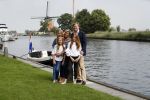 Warmond 7 juli 2017
Koninklijk fotouurtje in Warmond . Koning Willem Alexander Koningin Maxima prionses Amalia Ariane en Alexia komen aanvaren met een sloep.