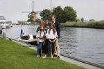 Warmond 7 juli 2017
Koninklijk fotouurtje in Warmond . Koning Willem Alexander Koningin Maxima prionses Amalia Ariane en Alexia komen aanvaren met een sloep.