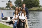 Warmond 7 juli 2017
Koninklijk fotouurtje in Warmond . Koning Willem Alexander Koningin Maxima prionses Amalia Ariane en Alexia komen aanvaren met een sloep.
