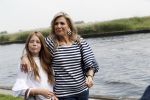 Warmond 7 juli 2017
Koninklijk fotouurtje in Warmond . Koning Willem Alexander Koningin Maxima prionses Amalia Ariane en Alexia komen aanvaren met een sloep.