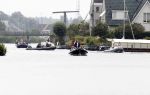 Warmond 7 juli 2017
Koninklijk fotouurtje in Warmond . Koning Willem Alexander Koningin Maxima prionses Amalia Ariane en Alexia komen aanvaren met een sloep.