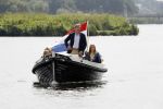 Warmond 7 juli 2017
Koninklijk fotouurtje in Warmond . Koning Willem Alexander Koningin Maxima prionses Amalia Ariane en Alexia komen aanvaren met een sloep.