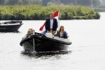Warmond 7 juli 2017
Koninklijk fotouurtje in Warmond . Koning Willem Alexander Koningin Maxima prionses Amalia Ariane en Alexia komen aanvaren met een sloep.