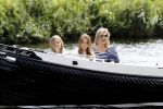 Warmond 7 juli 2017
Koninklijk fotouurtje in Warmond . Koning Willem Alexander Koningin Maxima prionses Amalia Ariane en Alexia komen aanvaren met een sloep.