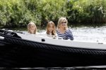 Warmond 7 juli 2017
Koninklijk fotouurtje in Warmond . Koning Willem Alexander Koningin Maxima prionses Amalia Ariane en Alexia komen aanvaren met een sloep.