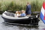 Warmond 7 juli 2017
Koninklijk fotouurtje in Warmond . Koning Willem Alexander Koningin Maxima prionses Amalia Ariane en Alexia komen aanvaren met een sloep.