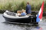 Warmond 7 juli 2017
Koninklijk fotouurtje in Warmond . Koning Willem Alexander Koningin Maxima prionses Amalia Ariane en Alexia komen aanvaren met een sloep.
