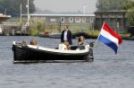 Warmond 7 juli 2017
Koninklijk fotouurtje in Warmond . Koning Willem Alexander Koningin Maxima prionses Amalia Ariane en Alexia komen aanvaren met een sloep.