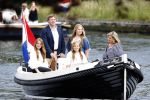 Warmond 7 juli 2017
Koninklijk fotouurtje in Warmond . Koning Willem Alexander Koningin Maxima prionses Amalia Ariane en Alexia komen aanvaren met een sloep.