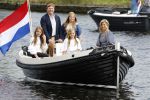 Warmond 7 juli 2017
Koninklijk fotouurtje in Warmond . Koning Willem Alexander Koningin Maxima prionses Amalia Ariane en Alexia komen aanvaren met een sloep.