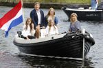 Warmond 7 juli 2017
Koninklijk fotouurtje in Warmond . Koning Willem Alexander Koningin Maxima prionses Amalia Ariane en Alexia komen aanvaren met een sloep.
