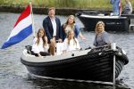 Warmond 7 juli 2017
Koninklijk fotouurtje in Warmond . Koning Willem Alexander Koningin Maxima prionses Amalia Ariane en Alexia komen aanvaren met een sloep.