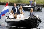Warmond 7 juli 2017
Koninklijk fotouurtje in Warmond . Koning Willem Alexander Koningin Maxima prionses Amalia Ariane en Alexia komen aanvaren met een sloep.