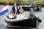 Warmond 7 juli 2017
Koninklijk fotouurtje in Warmond . Koning Willem Alexander Koningin Maxima prionses Amalia Ariane en Alexia komen aanvaren met een sloep.
