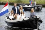 Warmond 7 juli 2017
Koninklijk fotouurtje in Warmond . Koning Willem Alexander Koningin Maxima prionses Amalia Ariane en Alexia komen aanvaren met een sloep.