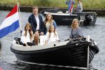 Warmond 7 juli 2017
Koninklijk fotouurtje in Warmond . Koning Willem Alexander Koningin Maxima prionses Amalia Ariane en Alexia komen aanvaren met een sloep.