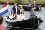 Warmond 7 juli 2017
Koninklijk fotouurtje in Warmond . Koning Willem Alexander Koningin Maxima prionses Amalia Ariane en Alexia komen aanvaren met een sloep.