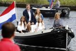 Warmond 7 juli 2017
Koninklijk fotouurtje in Warmond . Koning Willem Alexander Koningin Maxima prionses Amalia Ariane en Alexia komen aanvaren met een sloep.