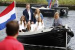 Warmond 7 juli 2017
Koninklijk fotouurtje in Warmond . Koning Willem Alexander Koningin Maxima prionses Amalia Ariane en Alexia komen aanvaren met een sloep.