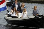 Warmond 7 juli 2017
Koninklijk fotouurtje in Warmond . Koning Willem Alexander Koningin Maxima prionses Amalia Ariane en Alexia komen aanvaren met een sloep.
