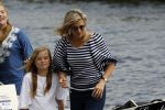 Warmond 7 juli 2017
Koninklijk fotouurtje in Warmond . Koning Willem Alexander Koningin Maxima prionses Amalia Ariane en Alexia komen aanvaren met een sloep.