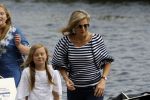 Warmond 7 juli 2017
Koninklijk fotouurtje in Warmond . Koning Willem Alexander Koningin Maxima prionses Amalia Ariane en Alexia komen aanvaren met een sloep.
