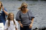 Warmond 7 juli 2017
Koninklijk fotouurtje in Warmond . Koning Willem Alexander Koningin Maxima prionses Amalia Ariane en Alexia komen aanvaren met een sloep.