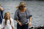 Warmond 7 juli 2017
Koninklijk fotouurtje in Warmond . Koning Willem Alexander Koningin Maxima prionses Amalia Ariane en Alexia komen aanvaren met een sloep.