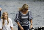 Warmond 7 juli 2017
Koninklijk fotouurtje in Warmond . Koning Willem Alexander Koningin Maxima prionses Amalia Ariane en Alexia komen aanvaren met een sloep.