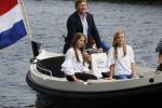 Warmond 7 juli 2017
Koninklijk fotouurtje in Warmond . Koning Willem Alexander Koningin Maxima prionses Amalia Ariane en Alexia komen aanvaren met een sloep.