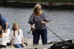 Warmond 7 juli 2017
Koninklijk fotouurtje in Warmond . Koning Willem Alexander Koningin Maxima prionses Amalia Ariane en Alexia komen aanvaren met een sloep.