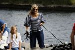 Warmond 7 juli 2017
Koninklijk fotouurtje in Warmond . Koning Willem Alexander Koningin Maxima prionses Amalia Ariane en Alexia komen aanvaren met een sloep.