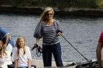 Warmond 7 juli 2017
Koninklijk fotouurtje in Warmond . Koning Willem Alexander Koningin Maxima prionses Amalia Ariane en Alexia komen aanvaren met een sloep.